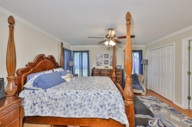 11622 Summit Rock Ct, Parrish, FL 34219 - bedroom featuring wood finished floors, crown molding, ceiling fan, a closet, and a textured ceiling