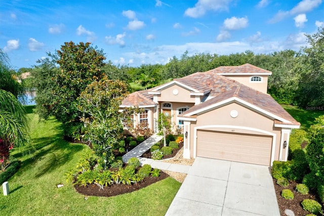 view of front of property featuring a front lawn