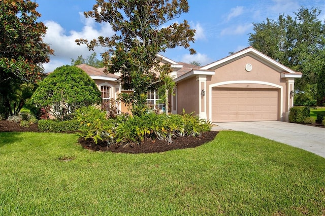 view of front facade featuring a garage and a front yard