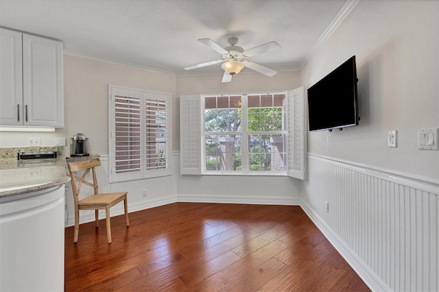 dining space featuring dark wood-type flooring, ornamental molding, and ceiling fan