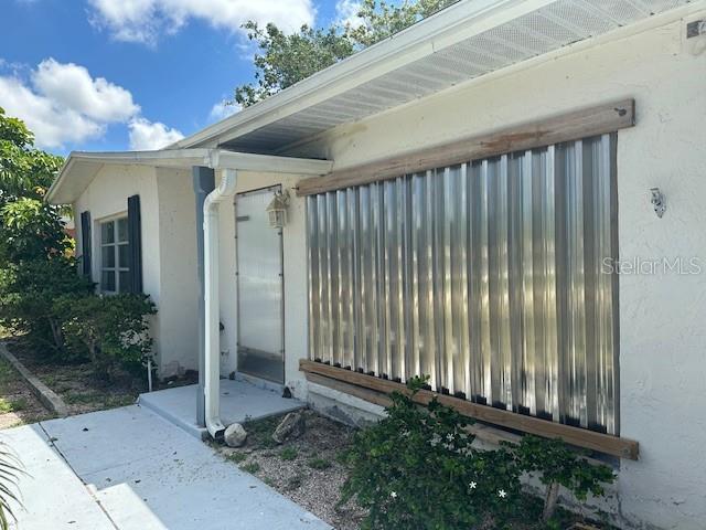 view of exterior entry featuring stucco siding