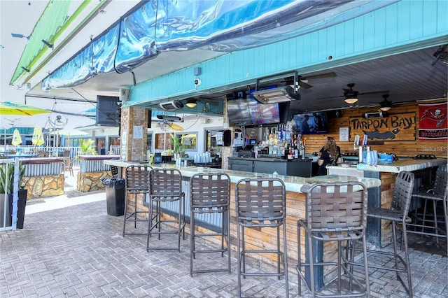 bar with ceiling fan