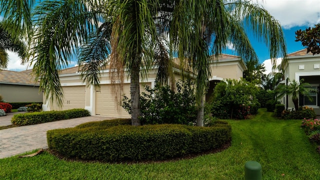 view of front facade with a garage and a front yard