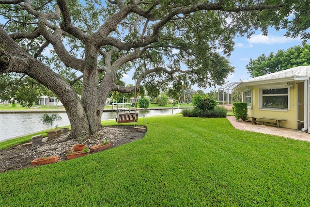 view of yard featuring a water view