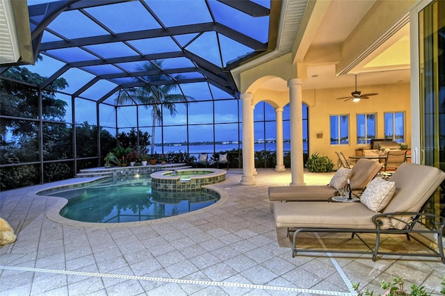 view of swimming pool featuring an in ground hot tub, a patio area, ceiling fan, and a lanai