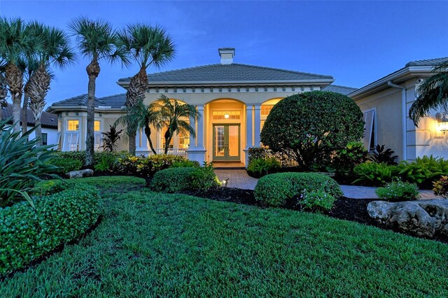 view of front facade with a lawn