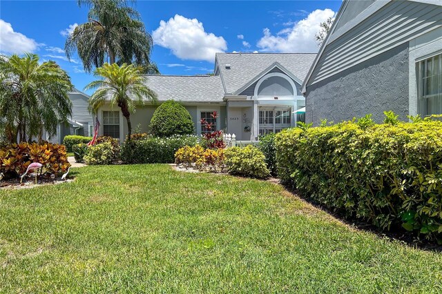 view of front of property featuring a front lawn