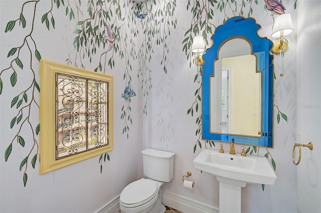 bathroom featuring toilet and sink