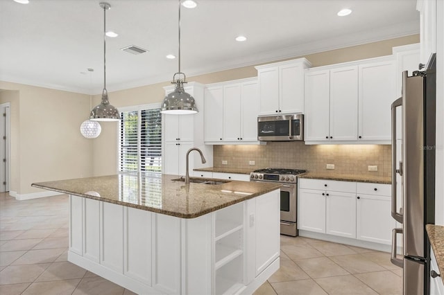 kitchen with sink, appliances with stainless steel finishes, a kitchen island with sink, white cabinetry, and hanging light fixtures