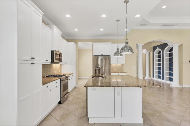 kitchen with tasteful backsplash, crown molding, a center island with sink, and appliances with stainless steel finishes