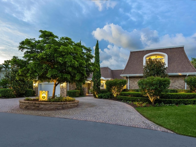 view of front facade featuring a front lawn