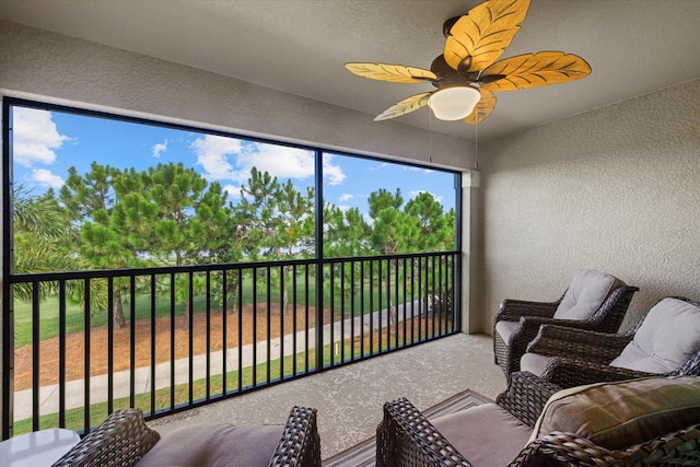 sunroom with ceiling fan