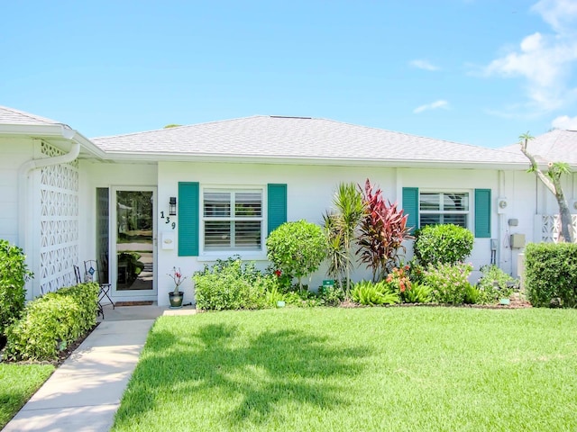 view of front facade featuring a front yard