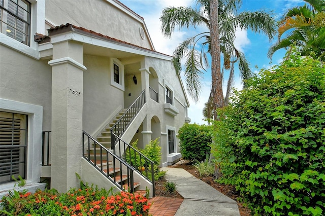 view of exterior entry featuring stucco siding