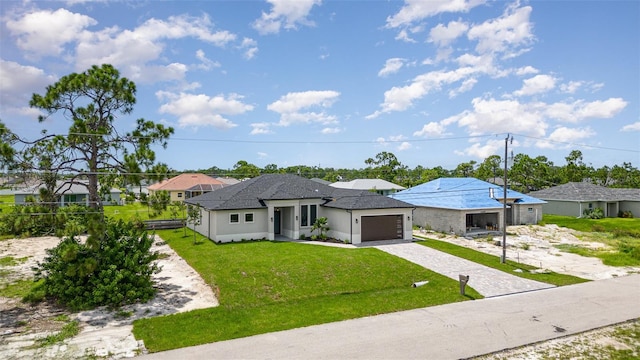 view of front facade featuring a garage and a front yard