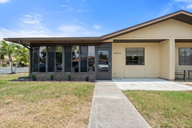 view of front facade featuring a front yard