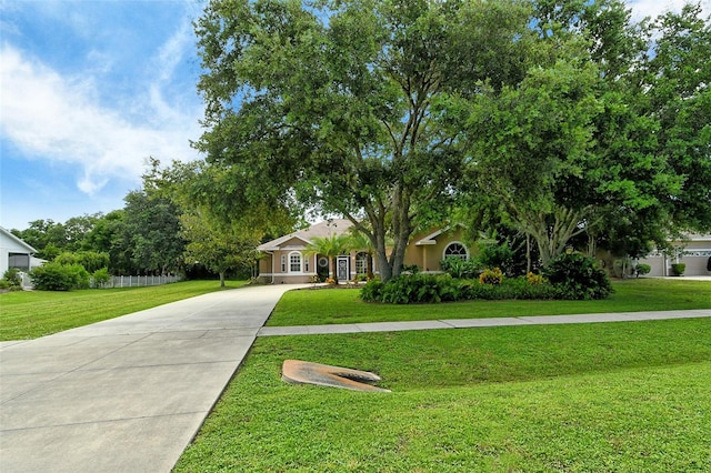 view of front of house featuring a front lawn