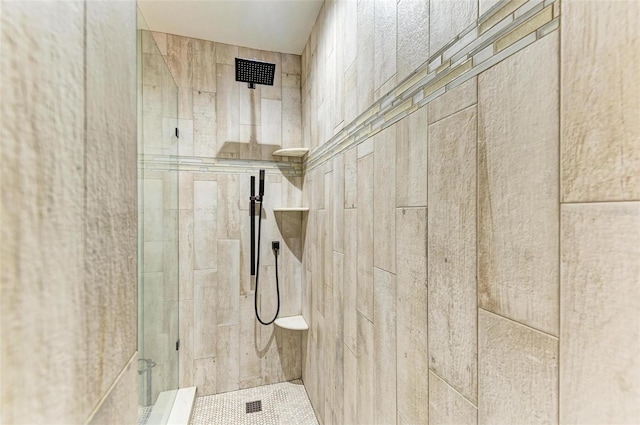 bathroom featuring a tile shower