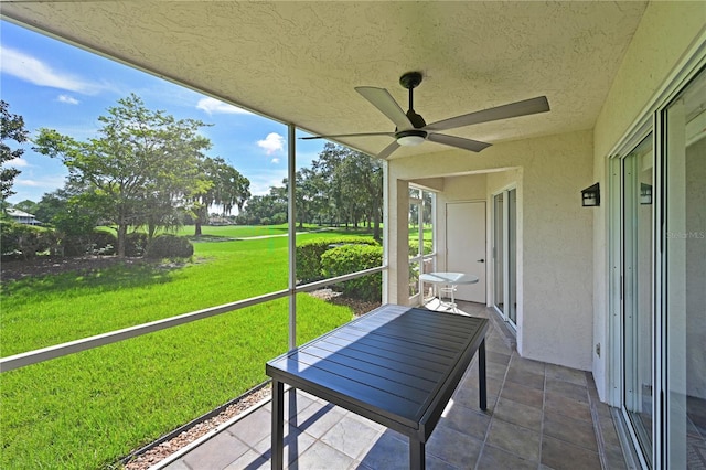 sunroom with ceiling fan