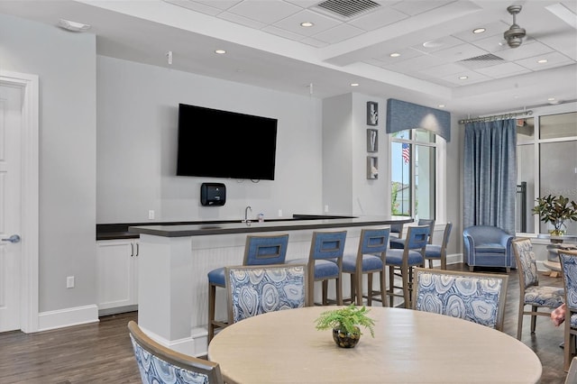 dining room with dark wood-type flooring and ceiling fan