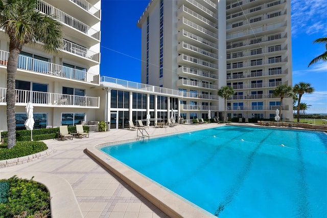 view of swimming pool