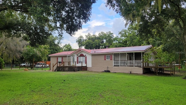 manufactured / mobile home with a front yard