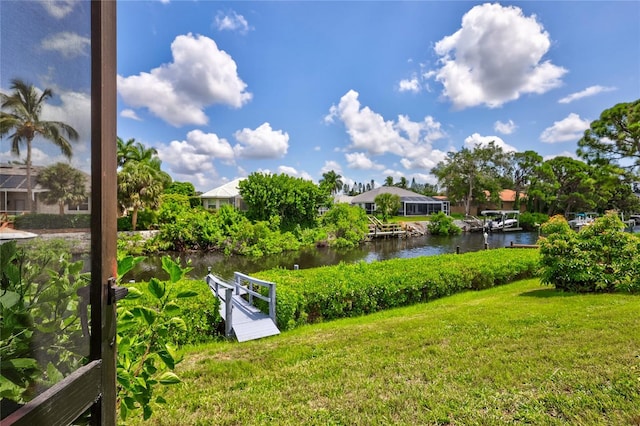 view of yard featuring a water view