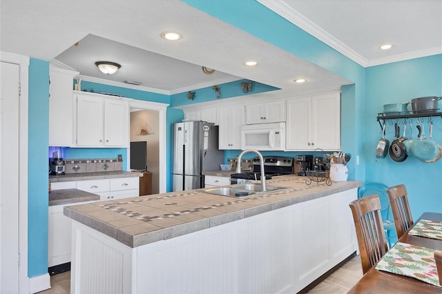 kitchen featuring white cabinets, stainless steel appliances, and kitchen peninsula