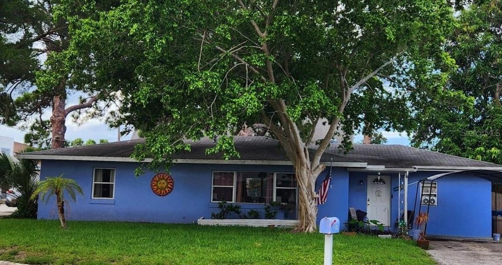 single story home featuring a front yard