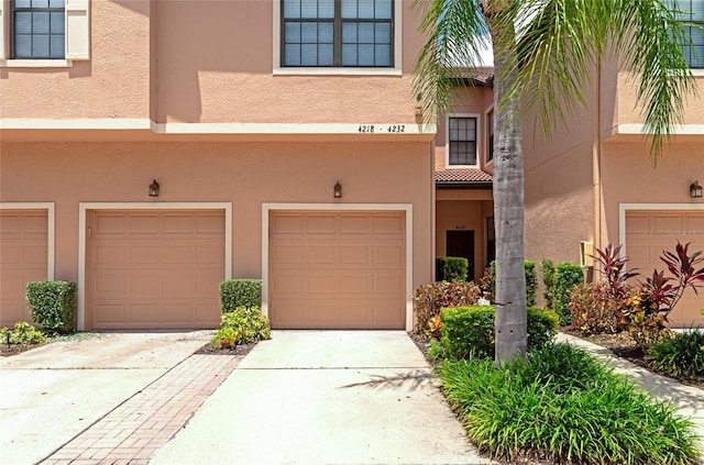 view of front facade featuring a garage