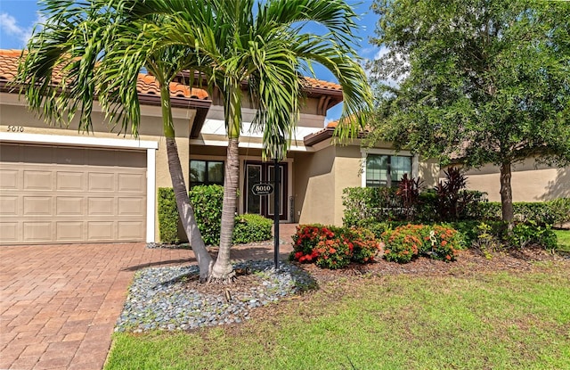 view of front facade featuring a garage and a front yard