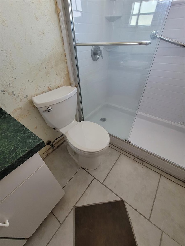 707 13th St W, Palmetto, FL 34221 - bathroom featuring tile patterned floors, a shower stall, toilet, and a textured wall