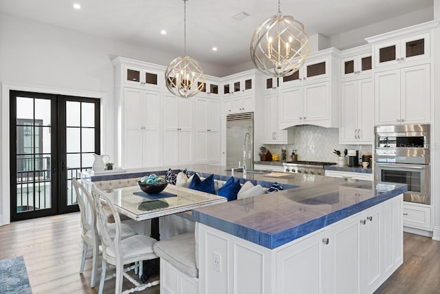 kitchen featuring a spacious island, decorative light fixtures, and a notable chandelier