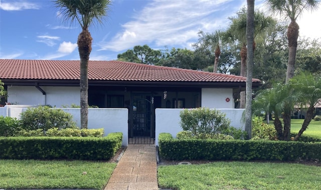 view of front of home with a front lawn