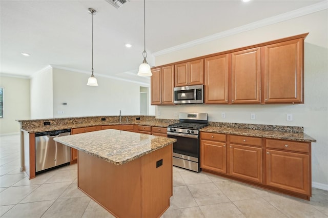 kitchen with sink, a center island, appliances with stainless steel finishes, kitchen peninsula, and pendant lighting