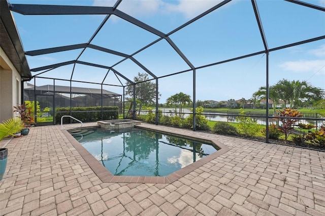 view of pool with an in ground hot tub, a water view, and a lanai