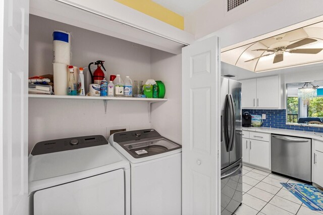 washroom featuring light tile patterned floors, washing machine and dryer, and ceiling fan