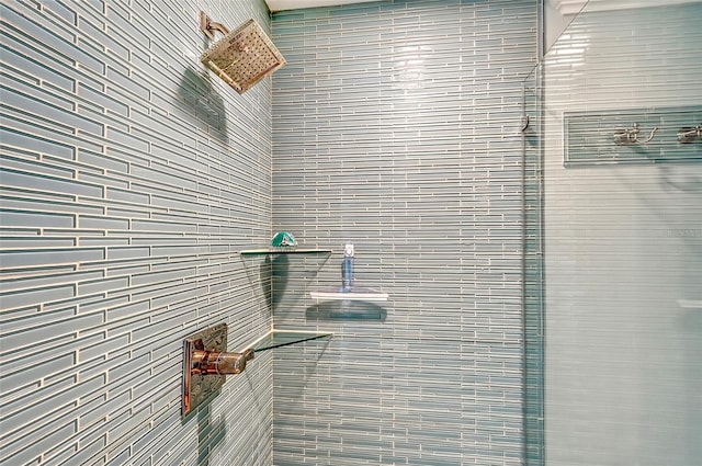 bathroom featuring tiled shower