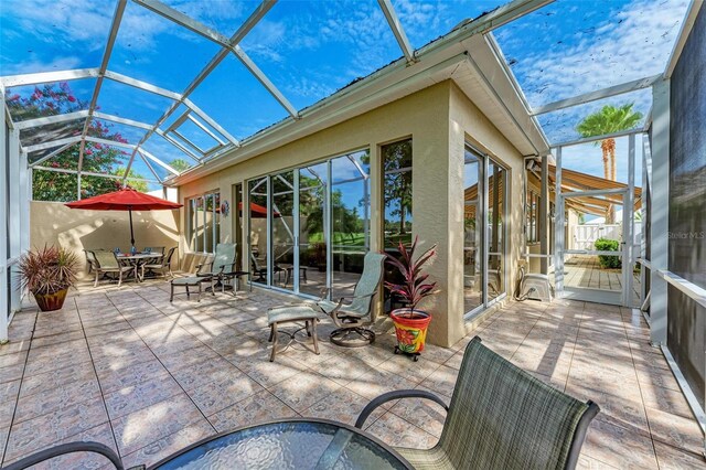 sunroom with lofted ceiling