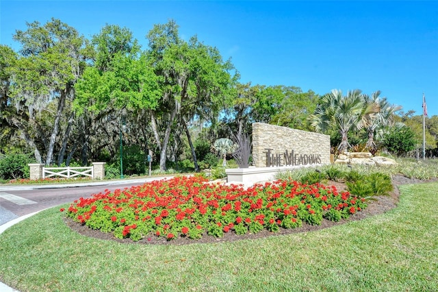 community / neighborhood sign featuring a lawn