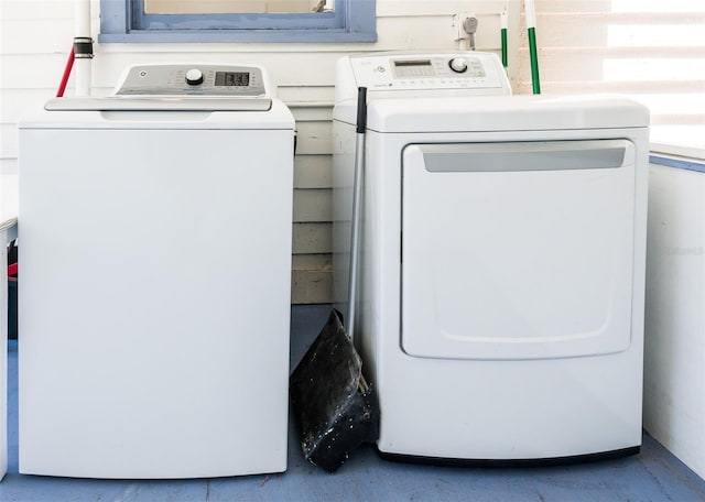 washroom featuring washing machine and clothes dryer