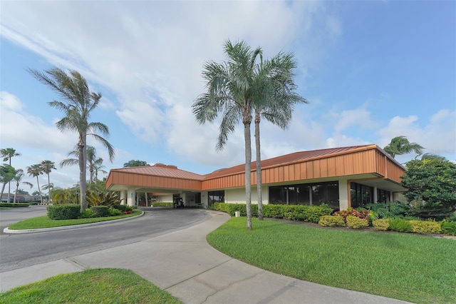 view of front of property with a front yard