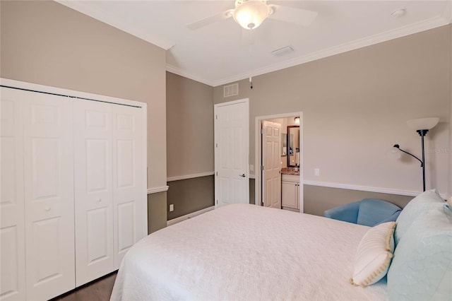 bedroom featuring a closet, ceiling fan, crown molding, and hardwood / wood-style flooring