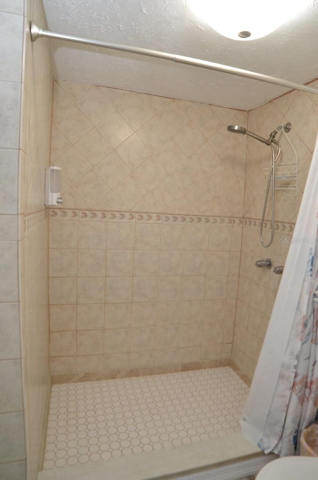 bathroom featuring a shower with shower curtain