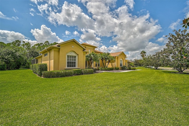 view of front of home featuring a front yard