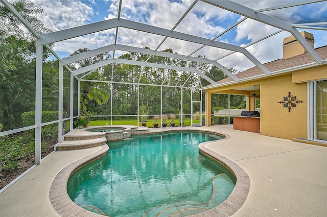 view of swimming pool featuring a lanai, a patio area, an in ground hot tub, and ceiling fan