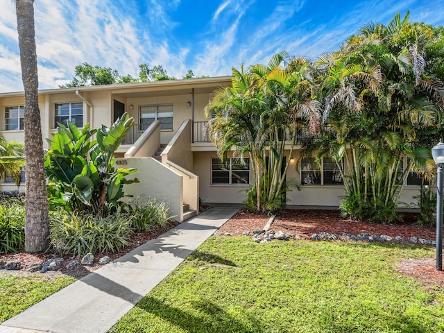 view of front of property with a front lawn