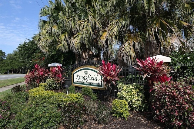 view of community / neighborhood sign