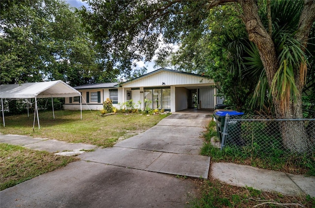 view of front of house featuring a carport and a front lawn