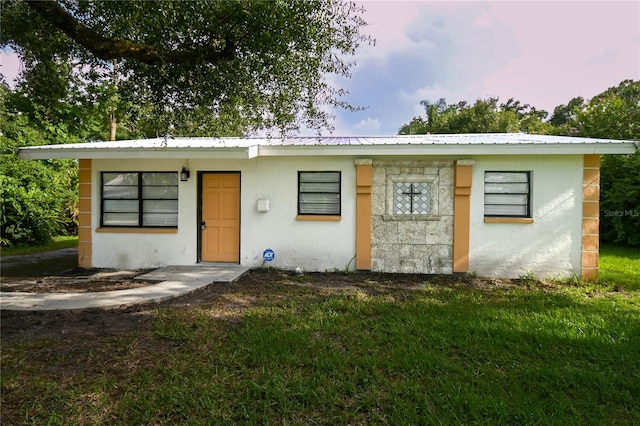 view of front of property with a lawn